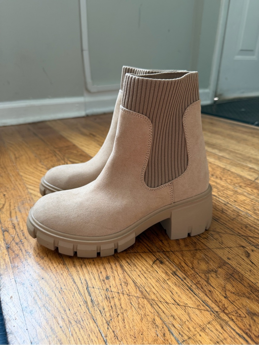 Women’s Sincerely Jules Chunky Chelsea Boot in Beige